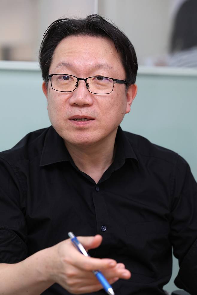 신진욱 중앙대 교수가 17일 오후 서울 마포구 한겨레신문사에서 ‘한국과 세계의 극우화 경향’에 대해 의견을 밝히고 있다. 류우종 선임기자 wjryu@hani.co.kr
