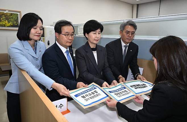 더불어민주당 백혜련 사법개혁특별위원장과 위원들이 20일 국회 의안과에 사법개혁안 관련 법안을 제출하고 있다. 공동취재사진