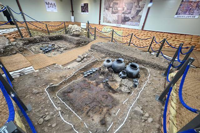 경북 경주시 황남동 120호분 아래에서 발견된 경주 황남동 1호 목곽묘 발굴 현장 모습. 신라의 고위 장수로 추정되는 무덤 주인을 놓은 주곽(왼쪽 위)과 순장자, 사람과 말 갑옷을 담은 부곽이 함께 발굴됐다. 국가유산청 제공