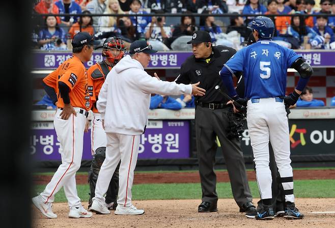 <yonhap photo-4769=""> 신경전 벌이는 양팀 (대전=연합뉴스) 김준범 기자 = 18일 대전 한화생명볼파크에서 열린 2025 KBO 프로야구 포스트시즌 플레이오프 1차전 삼성 라이온즈와 한화 이글스의 경기. 3회초 무사 1, 3루 삼성 구자욱 타석 때 양팀 사이의 신경전이 벌어지고 있다. 2025.10.18 psykims@yna.co.kr/2025-10-18 15:17:21/ <저작권자 ⓒ 1980-2025 ㈜연합뉴스. 무단 전재 재배포 금지, AI 학습 및 활용 금지></yonhap>