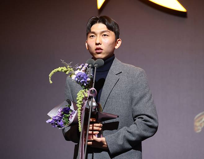 K리그2 영플레이어상은 서재민 (서울=연합뉴스) 류영석 기자 = 29일 오후 서울 서대문구 스위스그랜드호텔에서 열린 K리그 2024 대상 시상식에서 K리그2 영플레이어상을 차지한 서울이랜드FC 서재민이 소감을 말하고 있다. 2024.11.29 ondol@yna.co.kr/2024-11-29 15:45:35/ <저작권자 ⓒ 1980-2024 ㈜연합뉴스. 무단 전재 재배포 금지, AI 학습 및 활용 금지>