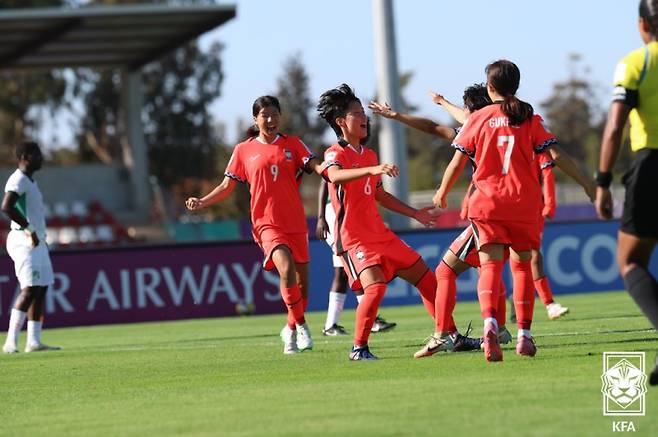 장예윤(6번)이 코트디부아르와의 U-17 여자 월드컵 E조 1차전에서 0-1로 뒤진 후반 38분 페널티킥 동점골을 성공시킨 뒤 동료들과 환호하고 있다. 사진=KFA
