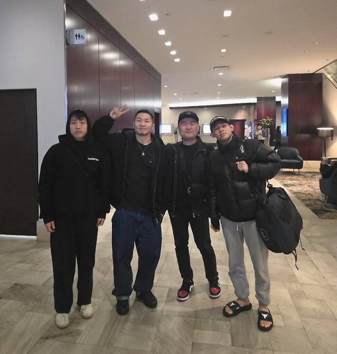 '약사 파이터' 손진수(왼쪽에서 두 번째) 코치와 박현성(오른쪽 맨 끝). 사진=박현성 SNS