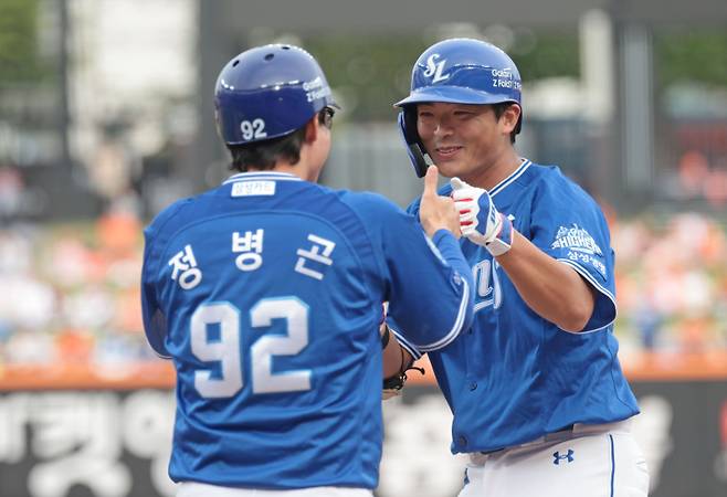 <yonhap photo-3664=""> 안타 치고 기뻐하는 삼성 김태훈 (대전=연합뉴스) 김인철 기자 = 19일 대전한화생명볼파크에서 열린 2025 프로야구 KBO리그 포스트시즌 플레이오프 2차전 삼성 라이온즈와 한화 이글스의 경기. 3회초 2사 1루 삼성 김태훈이 안타를 치고 정병곤 코치와 하이파이브를 하고 있다. 2025.10.19 yatoya@yna.co.kr/2025-10-19 15:12:15/ <저작권자 ⓒ 1980-2025 ㈜연합뉴스. 무단 전재 재배포 금지, AI 학습 및 활용 금지></yonhap>