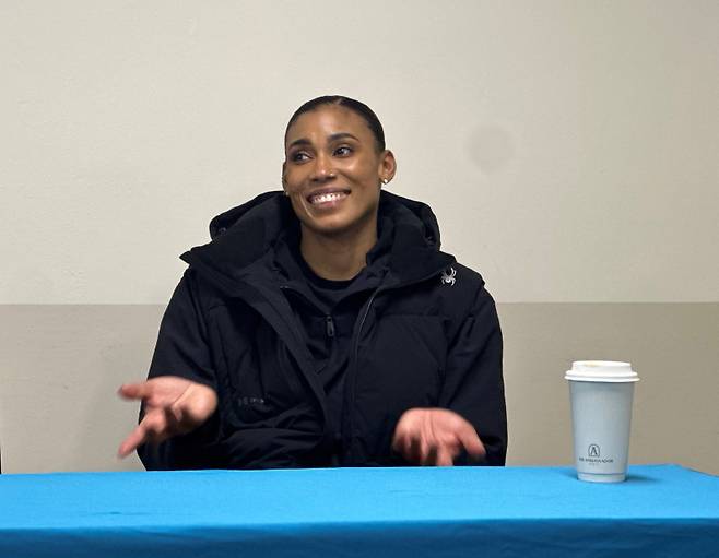 실바가 지난 19일 IBK기업은행과의 새 시즌 첫 경기 승리 후 수훈 선수 인터뷰를 하고 있다. 장충=이형석 기자&nbsp;