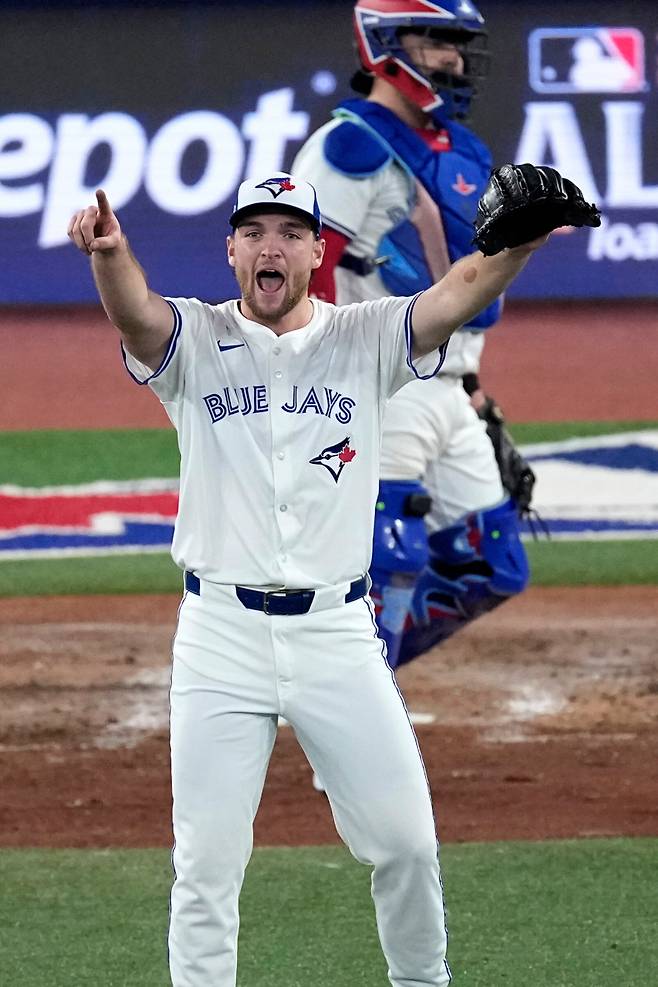 예새비지가 20일(한국시간) 열린 시애틀과 ALCS 6차전 4회 초 1사 만루에서 병살타로 실점 없이 위기를 넘기자 환호하고 있다. AP=연합뉴스