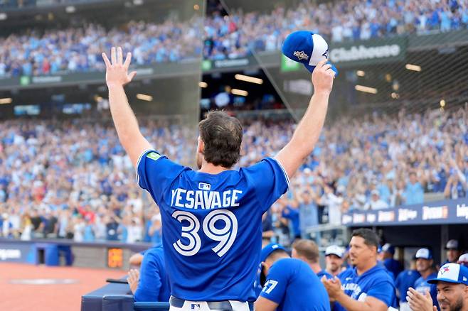 <yonhap photo-2319=""> TORONTO, ONTARIO - OCTOBER 05: Trey Yesavage #39 of the Toronto Blue Jays emerges from the dug out for a curtain call during the sixth inning in game two of the American League Division Series against the New York Yankees at Rogers Centre on October 05, 2025 in Toronto, Ontario. Mark Blinch/Getty Images/AFP (Photo by MARK BLINCH / GETTY IMAGES NORTH AMERICA / Getty Images via AFP)/2025-10-06 07:12:50/ <저작권자 ⓒ 1980-2025 ㈜연합뉴스. 무단 전재 재배포 금지, AI 학습 및 활용 금지></yonhap>