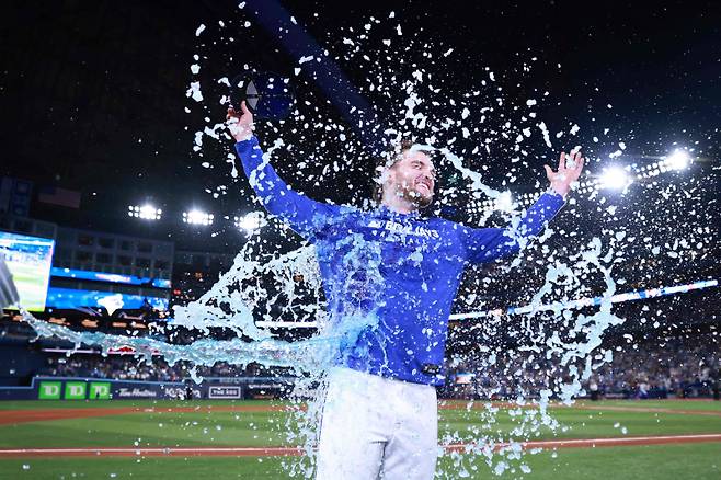 <yonhap photo-3825=""> TORONTO, ONTARIO - OCTOBER 05: Trey Yesavage #39 of the Toronto Blue Jays celebrates with a Gatorade bath after winning game two of the American League Division Series against the New York Yankees at Rogers Centre on October 05, 2025 in Toronto, Ontario. Vaughn Ridley/Getty Images/AFP (Photo by Vaughn Ridley / GETTY IMAGES NORTH AMERICA / Getty Images via AFP)/2025-10-06 09:12:28/ <저작권자 ⓒ 1980-2025 ㈜연합뉴스. 무단 전재 재배포 금지, AI 학습 및 활용 금지></yonhap>