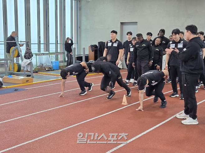 한국 봅슬레이, 스켈레톤 대표팀이 20일 평창올림픽슬라이딩센터 스타트 하우스에서 자메이카 선수단과 합동 훈련을 소화하고 있다. 평창=김우중 기자