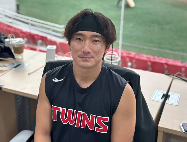 이천 LG챔피언스파크에서 인터뷰 중인 신민재. 이천=이형석 기자&nbsp;