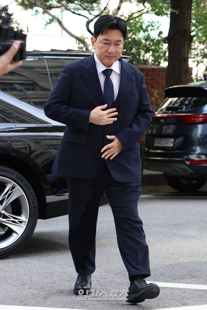 자본시장법상 부정거래행위 금지 위반 혐의를 받는 하이브(HYBE) 방시혁 의장이 15일 오전 서울경찰청 금융범죄수사대에 출석했다. 서병수 기자 qudtn@edaily.co.kr /2025.09.15/