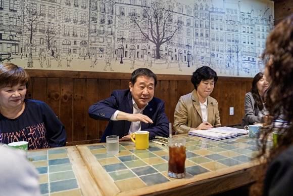 이재영(왼쪽 두번째) 증평군수가 20일 지역 발달장애인 자조모임 은가비 어머니회 회원들과 차담회를 하고 있다. [사진=증평군]