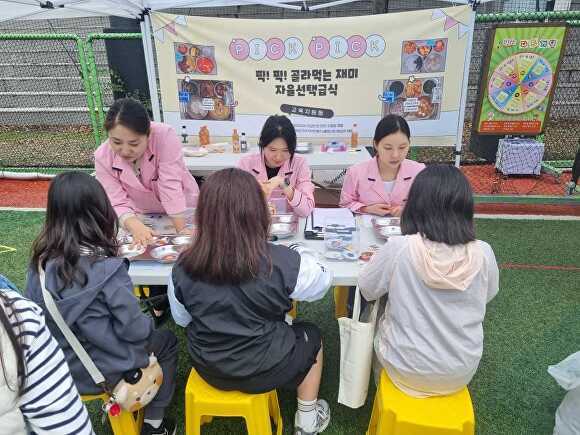 안성교육지원청이 ‘2025 안성맞춤 공유페스티벌’ 현장에서 ‘자율선택급식 홍보부스’를 운영하고 있다. [사진=안성교육지원청]