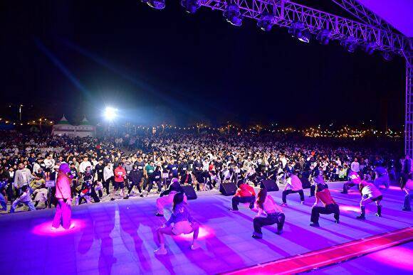 J-라이트 런에 참여하는 참가자들이 달리기 전에 준비운동을 하고 있다. [사진=장성군]