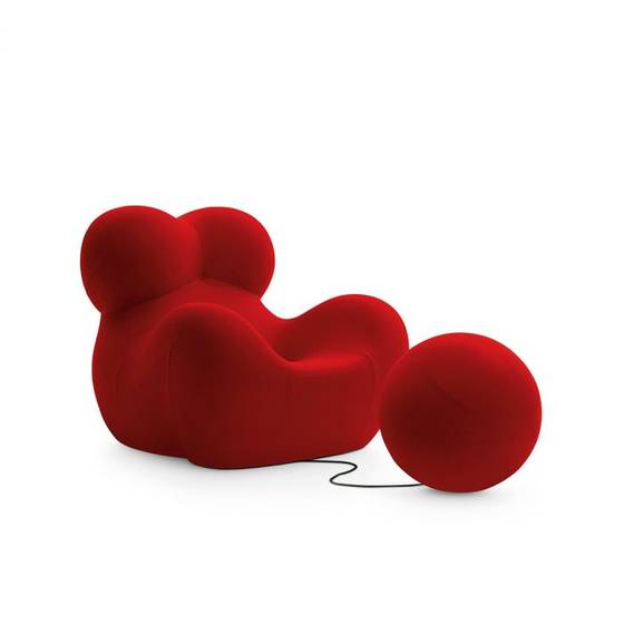 여성의 신체를 닮은 UP5 의자와 공 모양의 UP6 스툴. 의자와 스툴은 줄로 연결돼 여성이 속박된 현실을 드러낸다. [사진 두양문화재단]