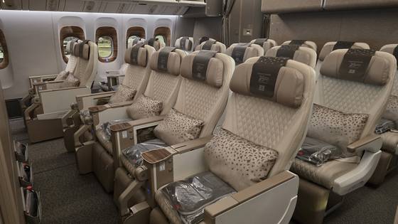 에미레이트 항공은 지난 4월부터 인천-두바이 노선에 개조된 보잉777-300ER 항공기를 투입해 프리미엄 이코노미 클래스 운영을 시작했다. 연말까지 약 70개 도시에 프리미엄 이코노미 탑재 기재가 투입될 계획이다. 이수정 기자