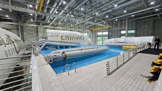 에미레이트항공은 공항 인근에 신규 입사 직원을 위한 트레이닝센터를 증축·개관했다. 에미레이트 항공이 운용 중인 대형 항공기 3종(A380, A350, B777)의 실제 크기를 반영한 시뮬레이터로 비상 착륙, 해상 착륙 등의 상황을 훈련할 수 있다. 이수정 기자