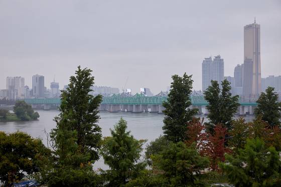 한강은 한반도의 중심이자, 교통의 중심, 시민들의 휴식처이기도 하다. 우리 역사의 중심에서 수천 년 세월을 말없이 흘러왔고, 그 만큼 수많은 이야깃거리를 품고 있다.