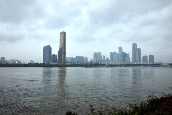 한강은 한반도의 중심이자, 교통의 중심, 시민들의 휴식처이기도 하다. 우리 역사의 중심에서 수천 년 세월을 말없이 흘러왔고, 그 만큼 수많은 이야깃거리를 품고 있다.