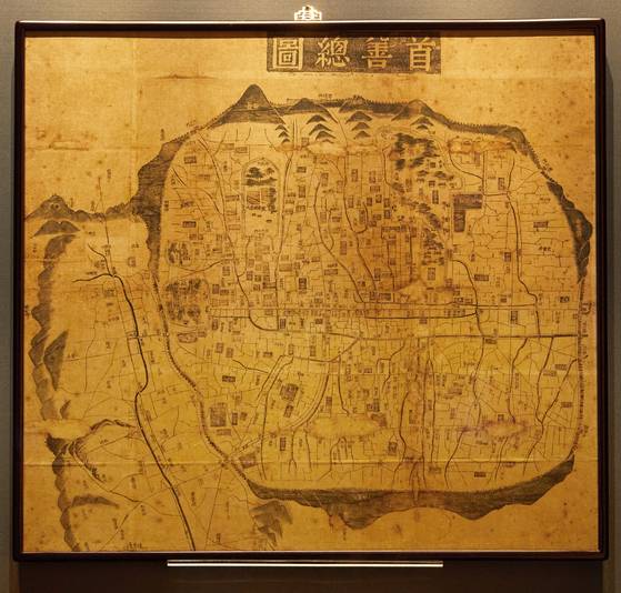 19세기 한양(서울)을 그린 목판본 고지도 ‘수선총도’. 도성 안쪽으로 하천과 도로, 궁궐과 종묘, 방·동 등이 정밀하게 표시되어 있다.