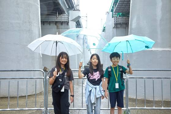 궂은 날씨에도 불구하고 한강과 인근 문화유산을 탐방하며 한강과 인근의 숨어있는 문화유산을 재발견한 윤보영·황지유·최수혁(왼쪽부터) 학생기자.