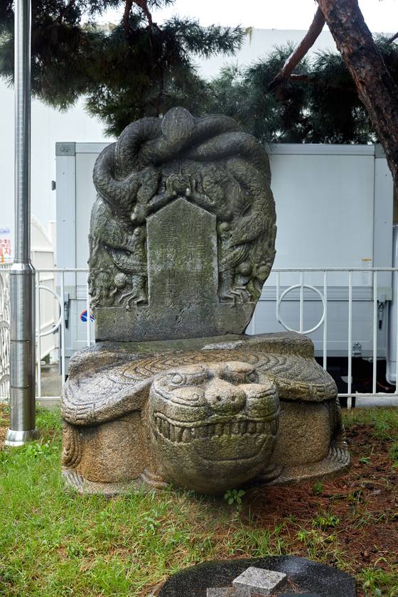 용산 철도회관에서는 조선을 건립한 태조 이성계의 공덕으로 다시 세워진 연복사 오층불탑(목탑)의 건립내역을 담은 비석 연복사탑중창비도 볼 수 있다.