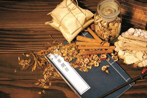 침향은 기혈이 막히는 것을 풀고 몸의 흐름을 안정시켜 몸과 마음의 균형을 되찾는 데 도움을 주는 약재로 활용돼 왔다.