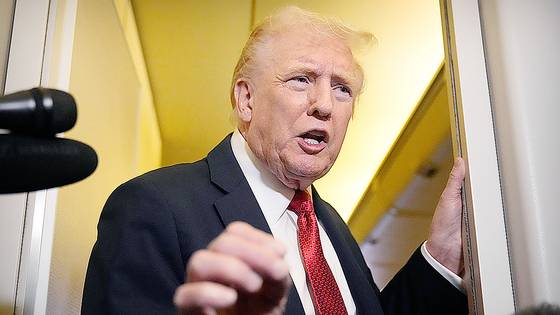 도널드 트럼프 미국 대통령이 19일(현지시간) 워싱턴 DC 백악관으로 향하는 대통령 전용기(에어포스 원) 내에서 기자들과 대화하고 있다. AP=연합뉴스