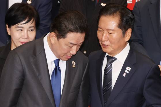 더불어민주당 정청래 대표와 김병기 원내대표가 20일 서울 여의도 국회에서 열린 국민의힘 장동혁 대표 규탄대회에 참석해 대화하고 있다. 연합뉴스