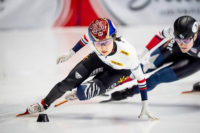 최민정(왼쪽)이 월드투어 2차대회 여자 1500m 금메달을 차지했다. [AP=연합뉴스]