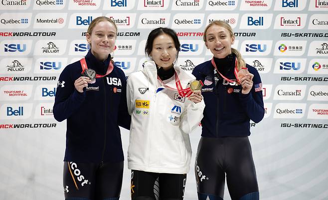 월드투어 2차대회 여자 1500m 금메달을 차지한 최민정(가운데). [AP=연합뉴스]