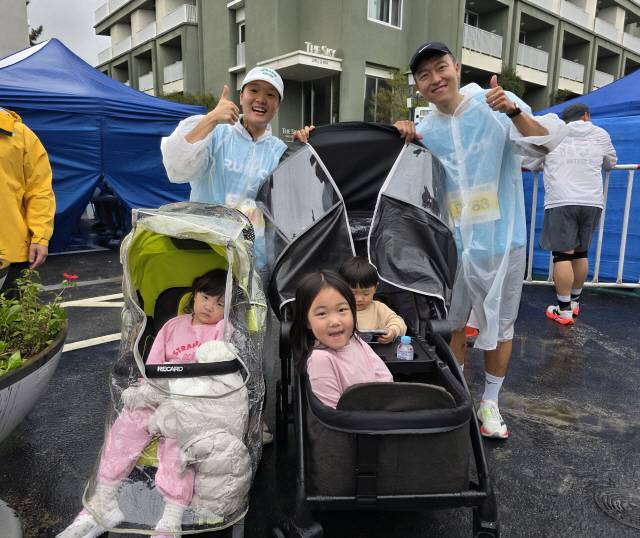 ▲ 아이들과 함께 달린 이철용·홍지아 부부가 완주 후 기념사진 촬영하고 있다. 황선우 기자