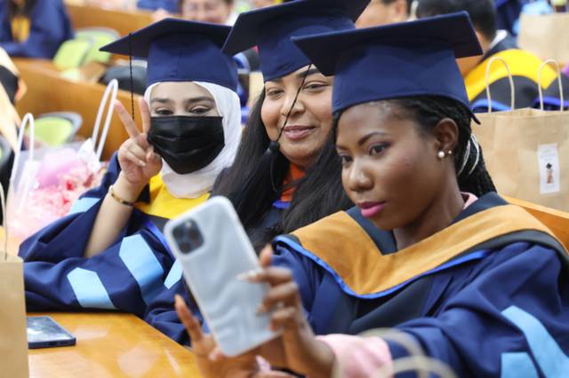 ▲ 지난 8월 부산 서구 동아대학교 부민캠퍼스에서 열린 2024학년도 후기 외국인 유학생 졸업환송회에서 외국인 유학생들이 기념사진을 찍고 있다. 연합뉴스