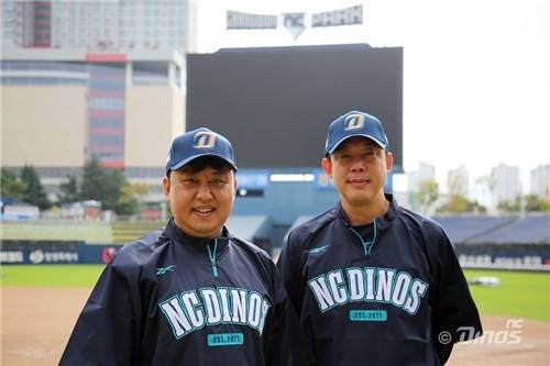 ▲ NC 유니폼을 입은 김상훈(왼쪽), 이승호(오른쪽) 코치 [NC 다이노스]