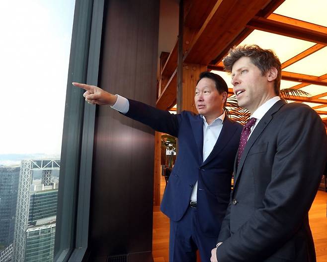 최태원 SK그룹 회장과 샘 올트먼 오픈AI 최고경영자(CEO)가 1일 서울 종로구 SK서린빌딩에서 창밖을 보며 대화하고 있다./SK그륩