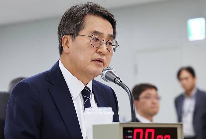 김동연 경기도지사가 20일 경기도 수원시 영통구 경기도청에서 열린 국회 국토교통위원회의 경기도에 대한 국정감사에서 질의에 답하고 있다. 연합뉴스