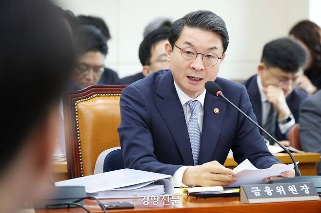 이억원 금융위원장이 20일 서울 여의도 국회 정무위원회에서 열린 금융위원회 등에 대한 국정감사에서 의원 질의에 답하고 있다. 한수빈 기자