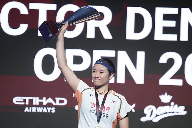 ‘안세영 천하’ 배드민턴 안세영이 19일 덴마크오픈 우승 후 금메달을 목에 걸고 트로피를 들어올리며 웃고 있다. EPA연합뉴스