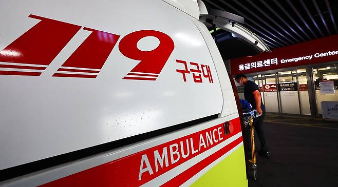 An ambulance ouside an emergency room [JOONGANG ILBO]