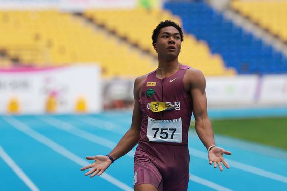 Joel Jin Nwamadi of the Yecheon County team celebrates after crossing the finish line first in the men’s 200-meter final at the National Sports Festival at Busan Asiad Main Stadium in Busan on Oct. 20. [YONHAP]