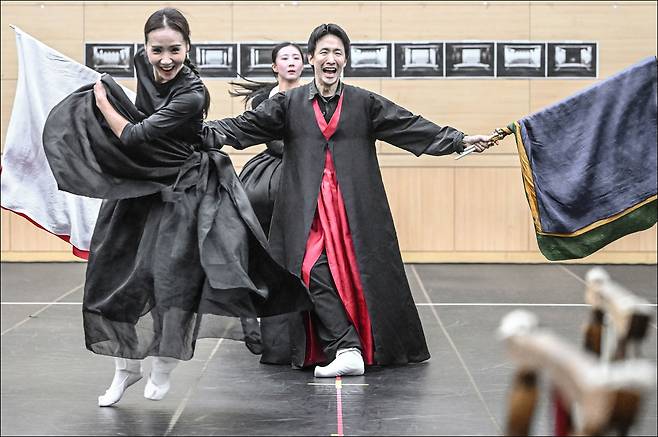 The Seoul Metropolitan Dance Theatre company performs the shaman (Mudang) dance from its upcoming show “Mimesis” at Sejong Center for the Performing Arts’ rehearsal hall in Jongno District, central Seoul, on Monday. [SEJONG CENTER FOR THE PERFORMING ARTS]