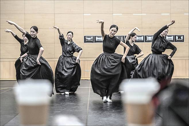 The Seoul Metropolitan Dance Theatre company performs a scene from its upcoming show “Mimesis” at Sejong Center for the Performing Arts’ rehearsal hall in Jongno District, central Seoul, on Monday. [SEJONG CENTER FOR THE PERFORMING ARTS]