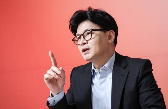 Han Dong-hoon talks in an interview with the JoongAng Ilbo at the presidential candidate's campaign office in the Daehwa Building in Yeouido, western Seoul, on April 27. [KIM KYUNG-ROK]