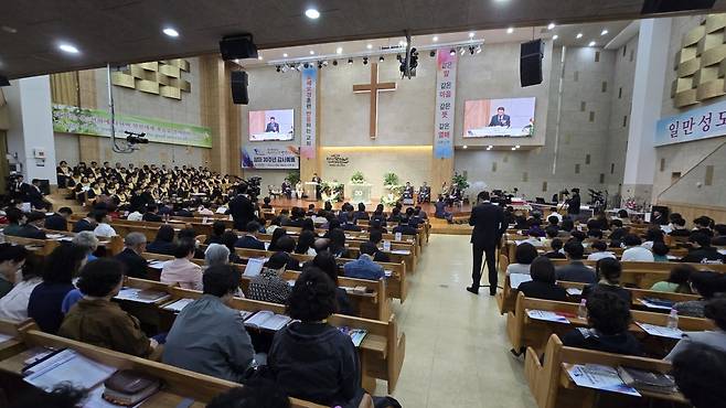 삼마교회 30주년 감사예배가 19일 경기도 파주 교회 예배당에서 진행되고 있다.