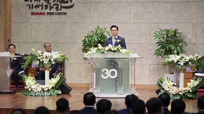 이영훈 여의도순복음교회 목사가 19일 경기도 파주 삼마교회에서 개최된 30주년 감사예배에서 설교 말씀을 전하고 있다.