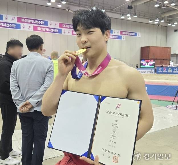 20일 BEXCO 제2전시장(5B)에서 전국체전 씨름 남자 대학부 소장급 80kg 금메달을 획득한 김준태(인하대)가 기념 사진을 찍고 있다. 박상후기자