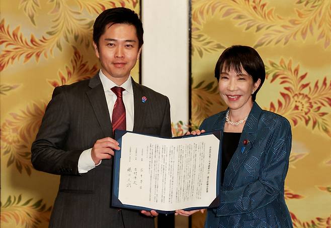 다카이치 자민당 총재(오른쪽)와 요시무라 일본유신회 대표 / 사진=연합뉴스