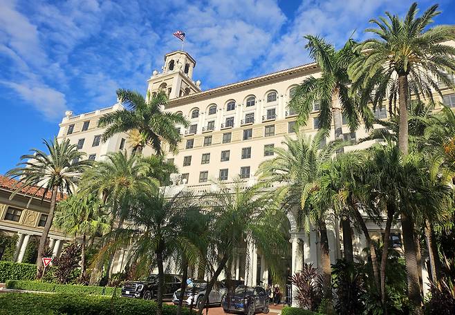 한국 기업 총수들과 이들을 트럼프 대통령과의 골프 회동에 초청한 손정의 일본 소프트뱅크 회장이 묵은 것으로 추정되는 플로리다주 팜비치 섬의 5성급 호텔의 모습. 이들이 단체 이동한 것으로 알려진 검정 리무진 버스가 18일(현지시간) 골프 라운딩을 마친 뒤 이 호텔로 들어갔으며, 손 회장의 모습이 호텔 로비에서 목격됐다.