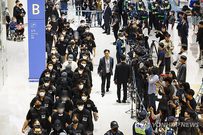 지난 18일 오전 인천국제공항 제2터미널을 통해 캄보디아 온라인 사기에 가담해 구금된 한국인들이 송환되고 있다. [사진 출처 = 연합뉴스]