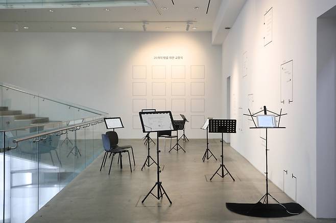서울대미술관 기획전 ‘차원확장자: 시·이미지·악보·코드’ 전시 중인 백남준의 ‘20개의 방을 위한 교향곡’ 모습. <서울대미술관>